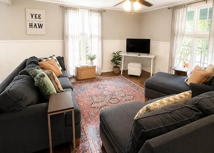 Walk To Dickies & Will Rogers | Pet-friendly 3br